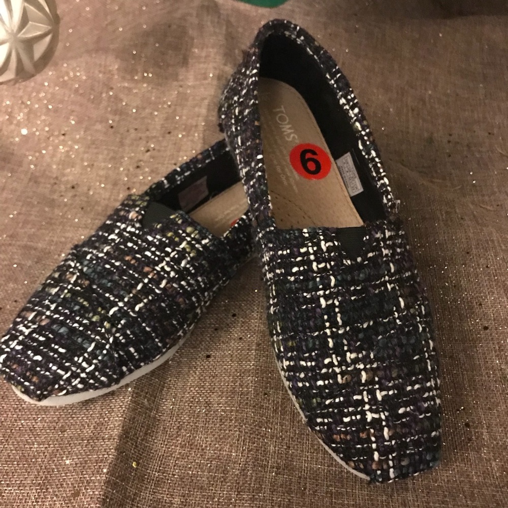 NEW Toms